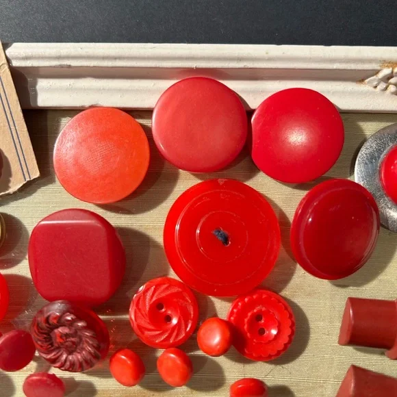 Lot of Vintage Red Buttons - Picture 3 of 8